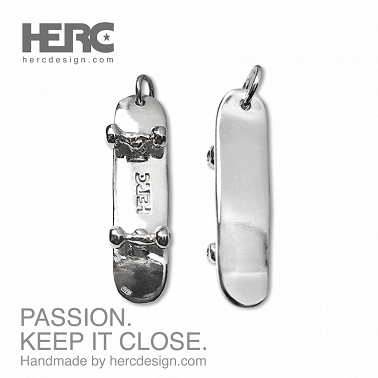 Skateboard skate pendant (medium)